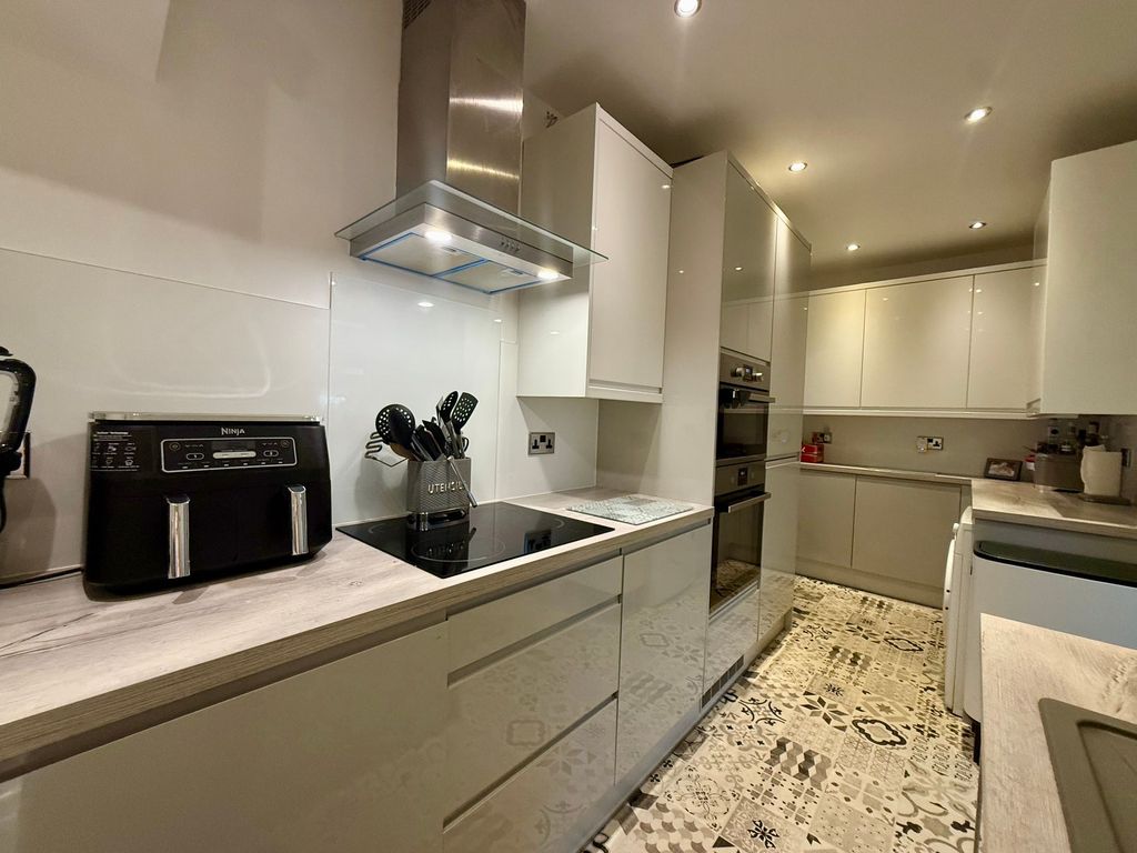 Property photo 2 of 19 Kitchen