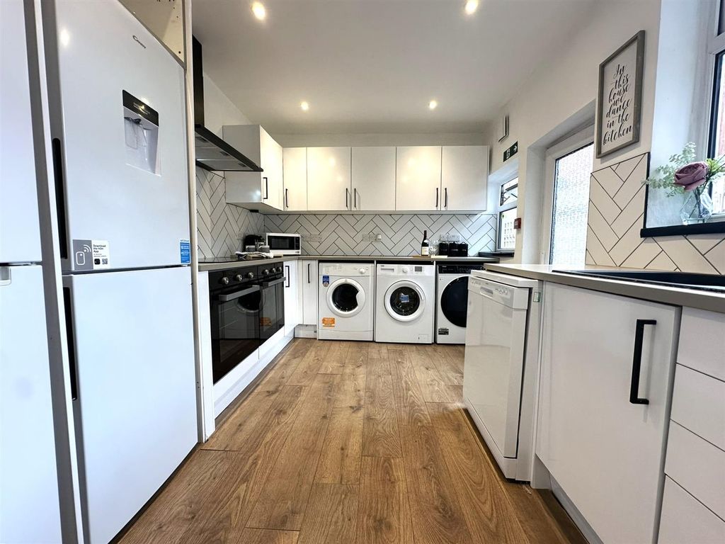 Property photo 3 of 7 Kitchen