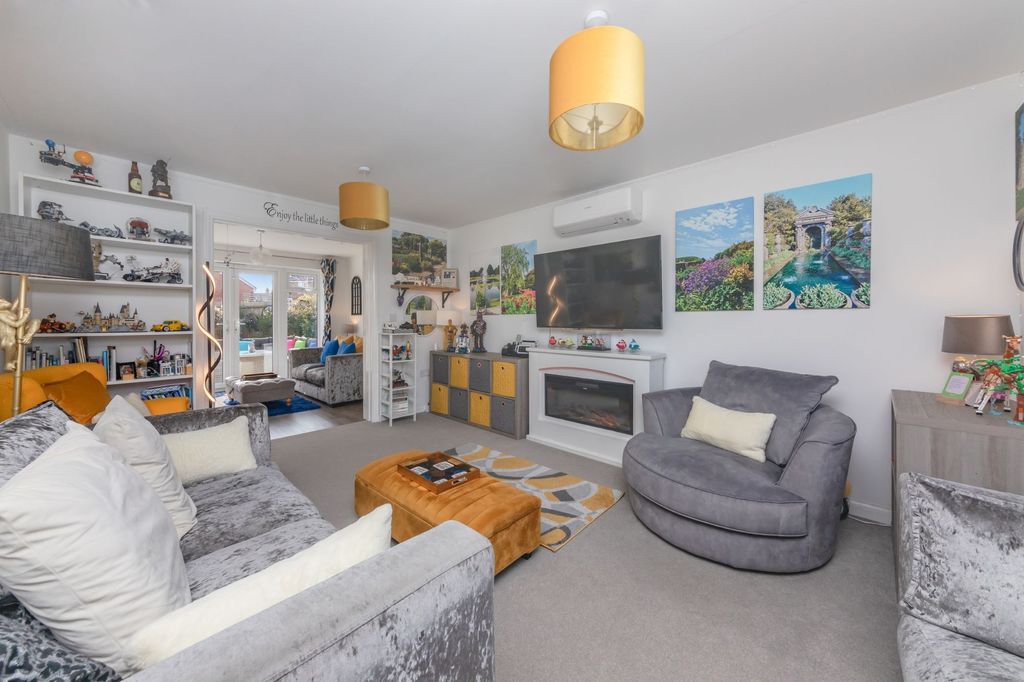 Property photo 3 of 32