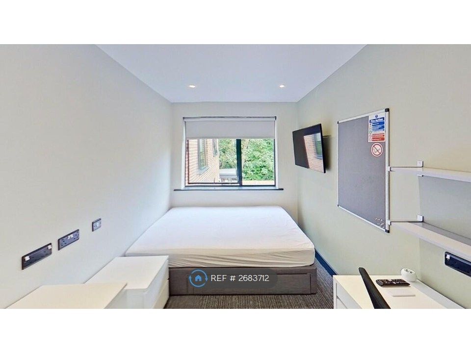 Property photo 1 of 11 Large Room With Double Bed