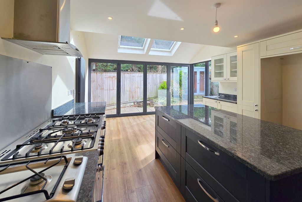 Property photo 2 of 11 1Eh Kitchen 2