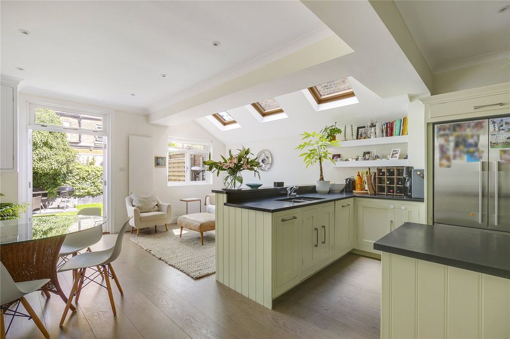 Property photo 1 of 10 Kitchen/Dining Room
