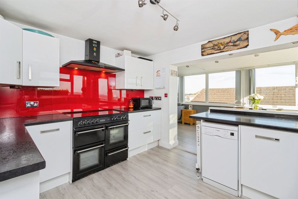 Property photo 3 of 34