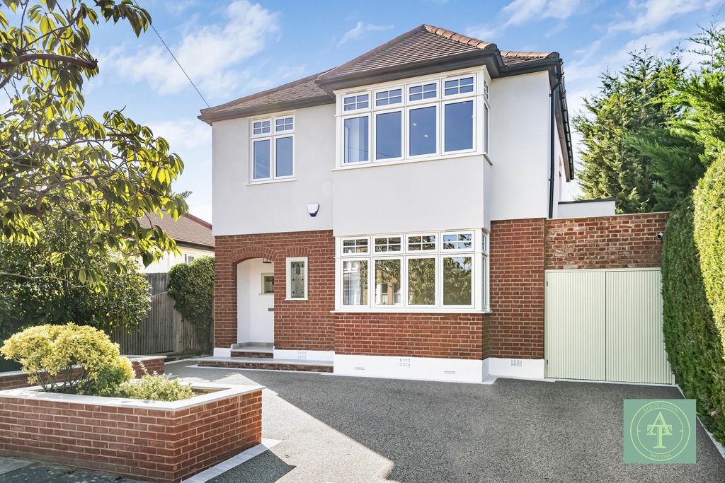 Property photo 1 of 34 Stunning Four Bedroom Detached House