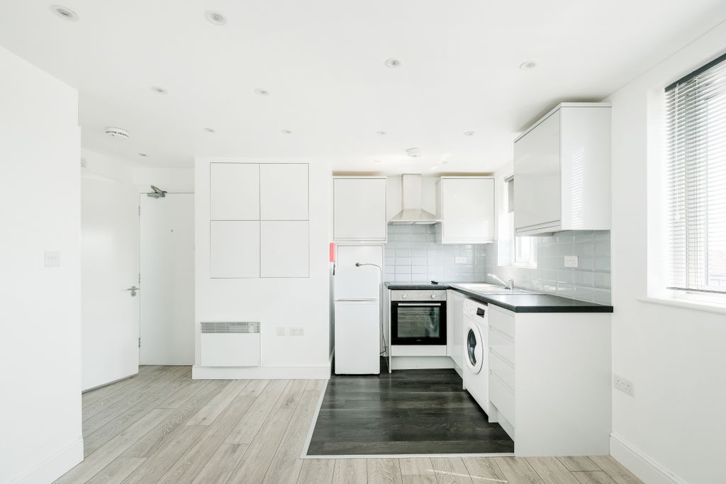 Property photo 3 of 14 Kitchen/Reception