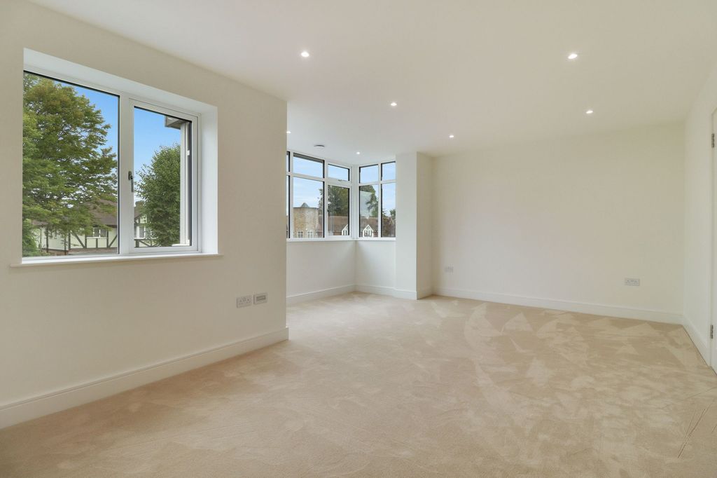 Additional image 22 of 4 bed semi-detached house for saleHurst Road, East Molesey KT8
