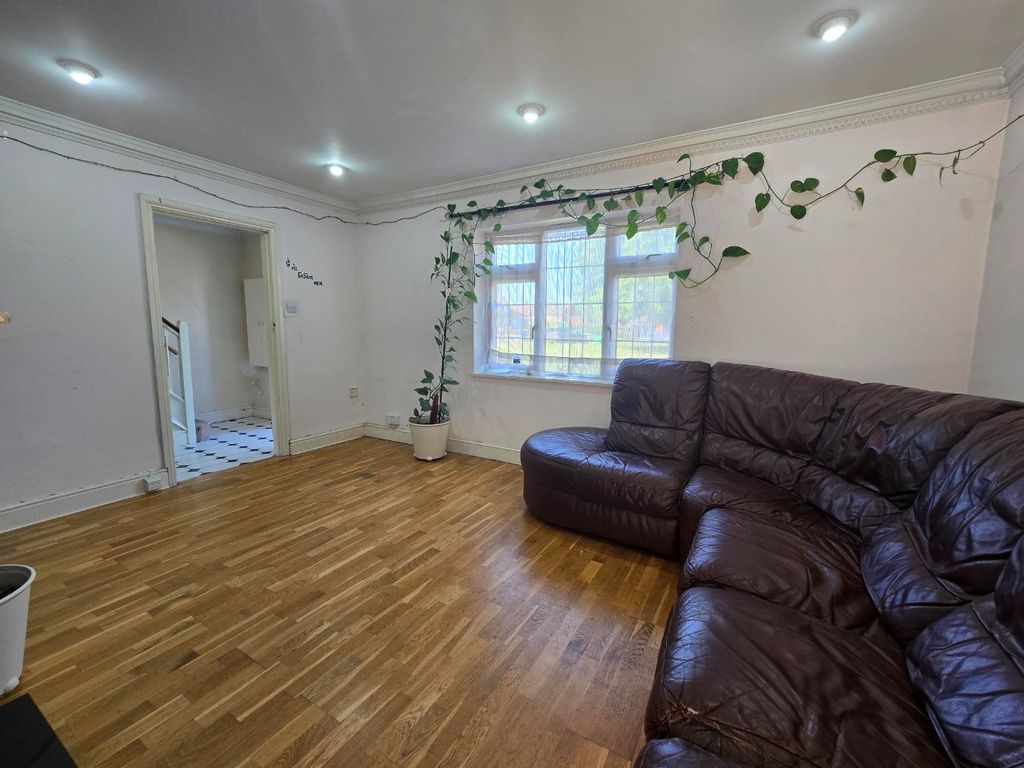 Property photo 2 of 18 5208331