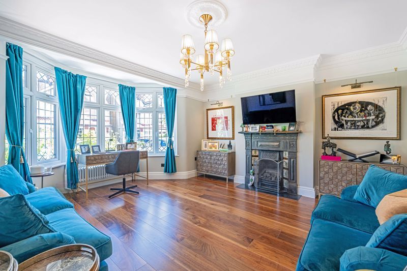 Property photo 3 of 33 Lounge