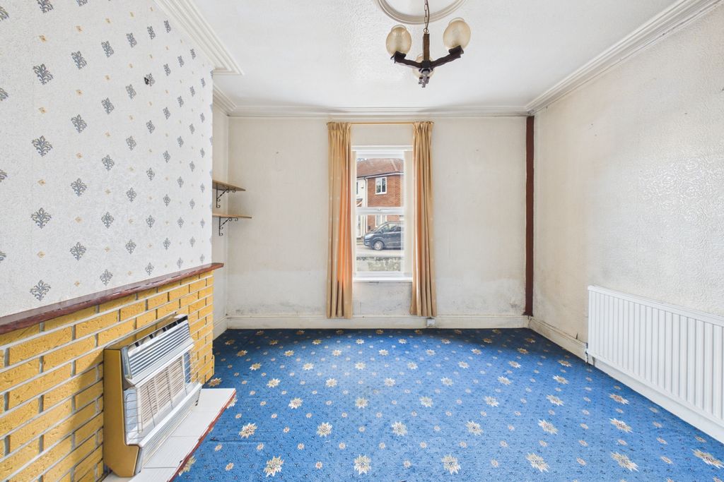 Property photo 3 of 16 Lounge