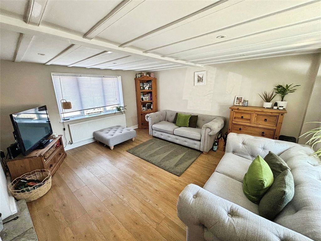 Property photo 3 of 13 Lounge