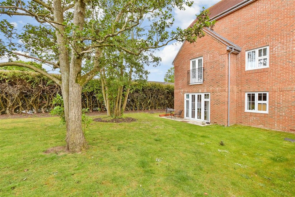 Property photo 2 of 10 Communal Gardens