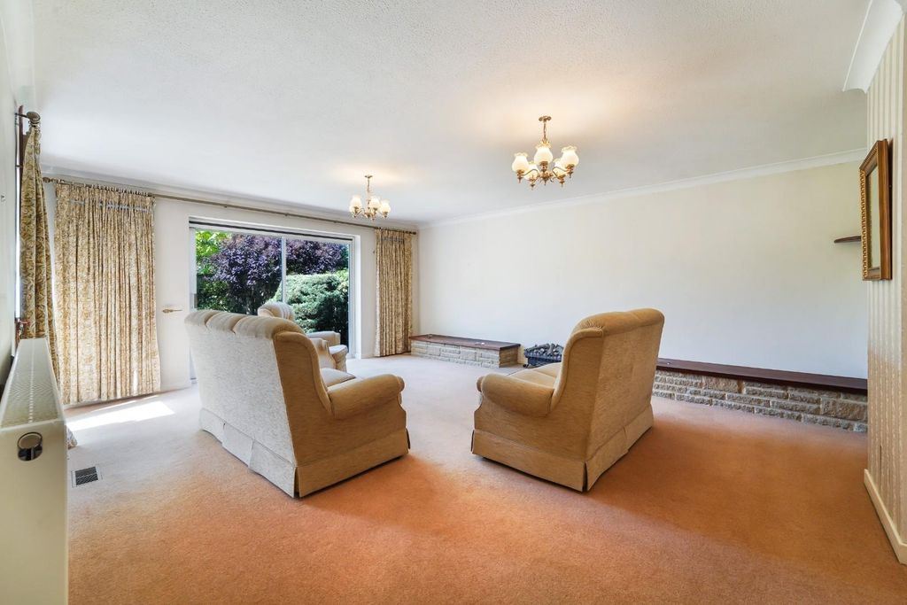 Property photo 2 of 14 Fairway Close