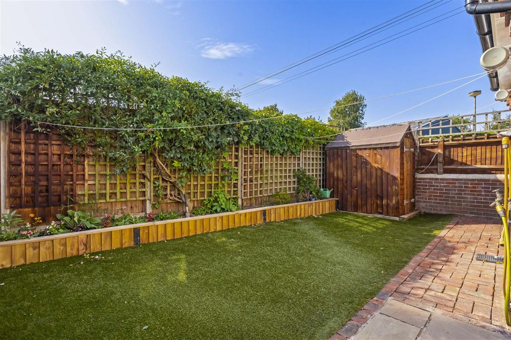 Property photo 3 of 20 For Sale By Aspire Residential - Pond Lane