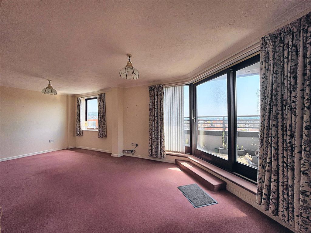 Property photo 2 of 14 Lounge