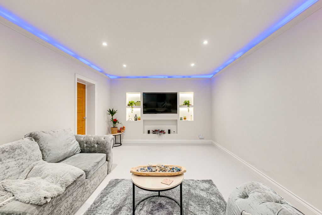 Property photo 3 of 39