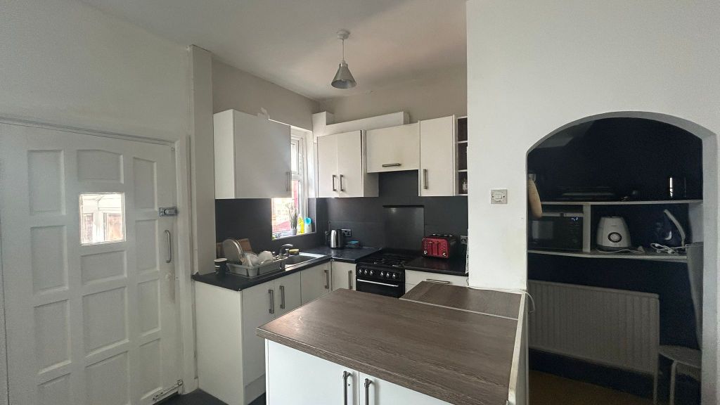 Property photo 2 of 14 890Cf9B6-A2Ca-437D-9Abd-49108Cfa3804