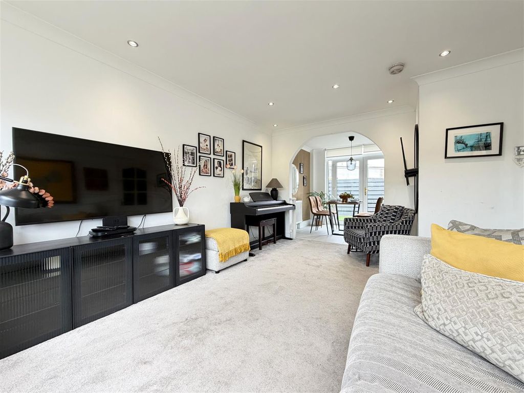 Property photo 3 of 13 Lounge