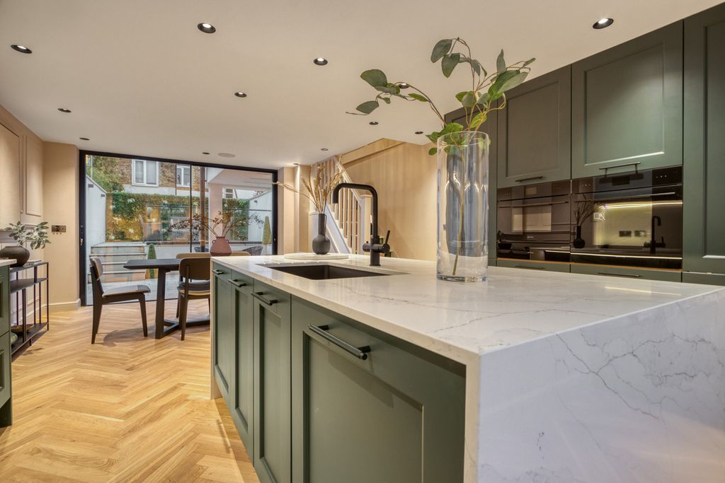 Property photo 2 of 28