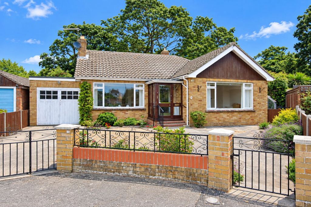 Property photo 1 of 17 6 Marina Gardens, Holland On Sea