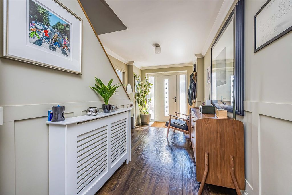 Property photo 3 of 30 1 Christchurch Gardens, Waterlooville-Small-Portic