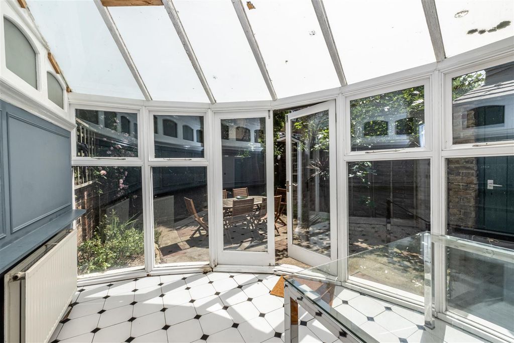 Property photo 3 of 12 Conservatory