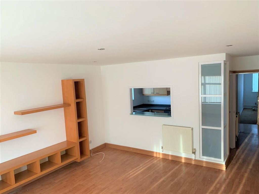 Property photo 3 of 13 Lounge