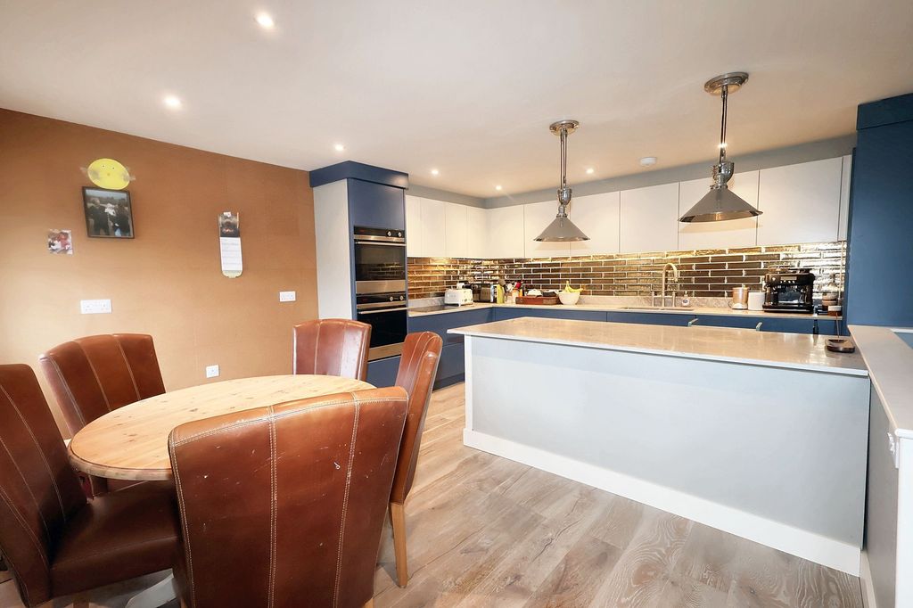 Property photo 2 of 25