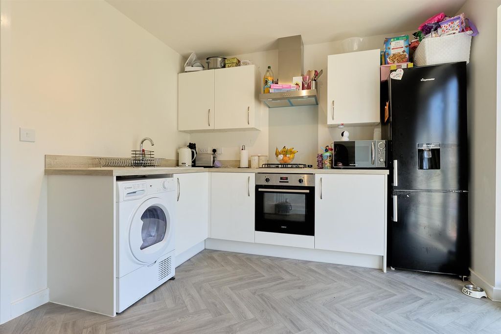Property photo 3 of 11 Kitchen
