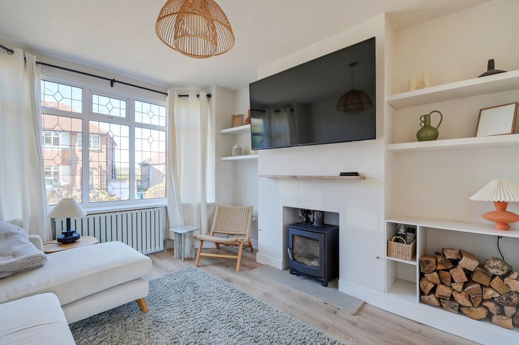 Property photo 2 of 27 Lounge