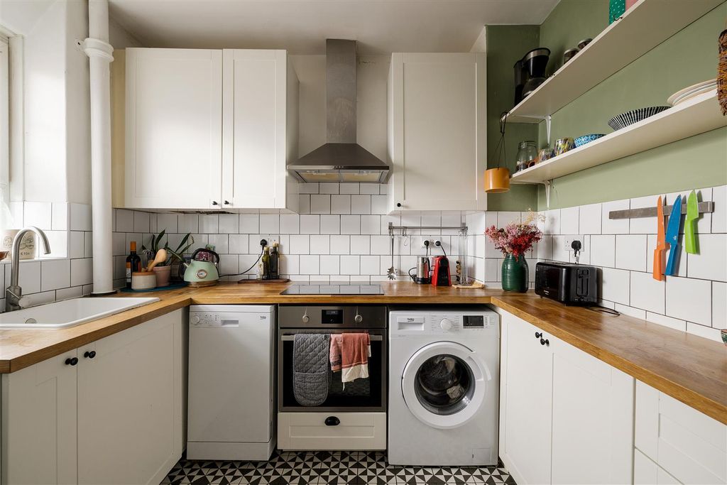 Property photo 2 of 19 Pembury Road, E5