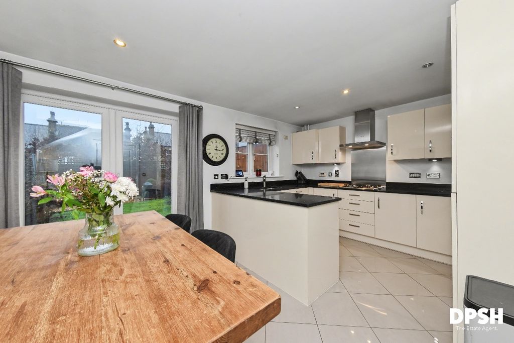 Property photo 2 of 28