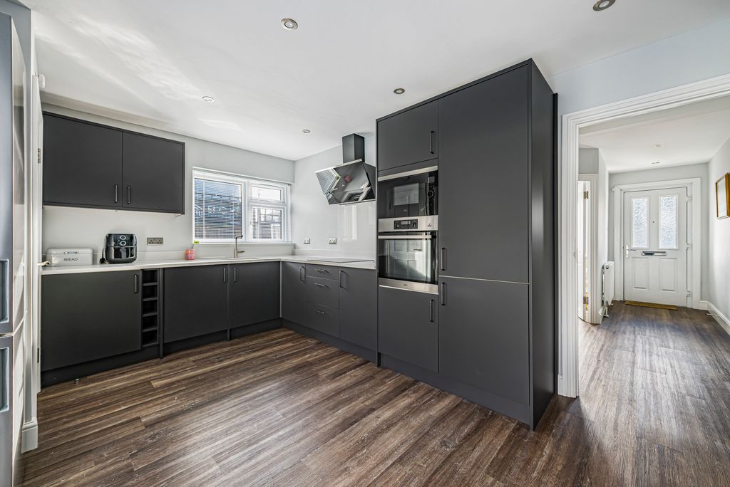 Property photo 2 of 22 Kitchen (3)