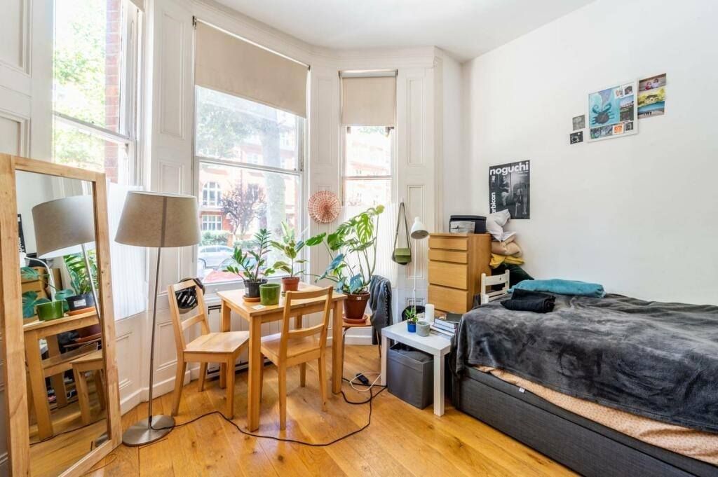 Property photo 1 of 5 Studio Flat For Rent