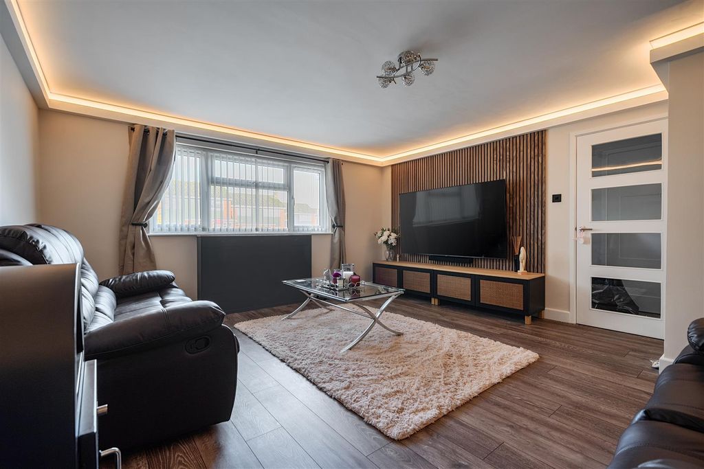 Property photo 3 of 24 1402189-22-696Fb3A047830.Jpg