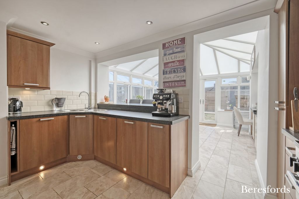 Property photo 3 of 17 Kitchen
