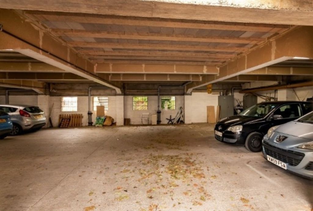 Property photo 2 of 9 Parking