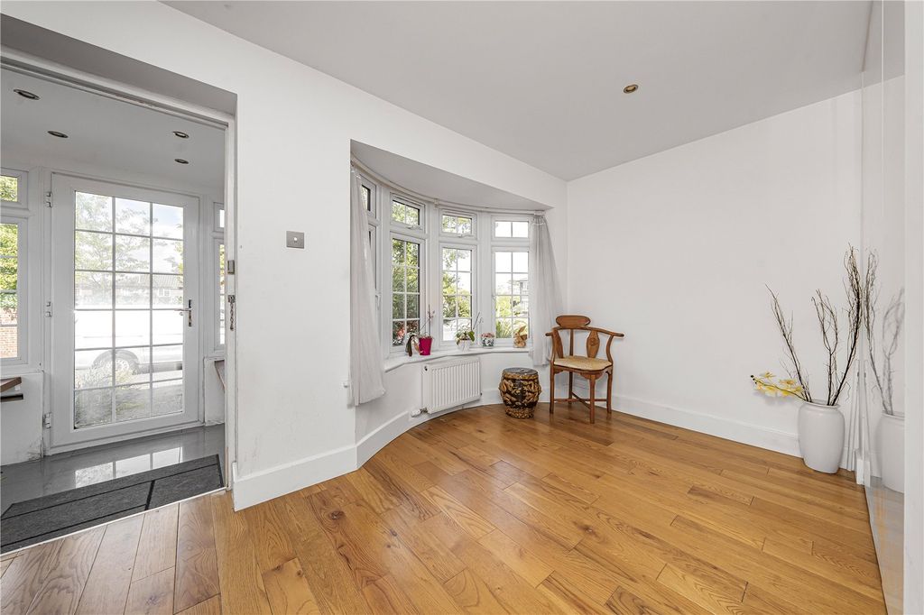 Property photo 3 of 18 Entrance Hall