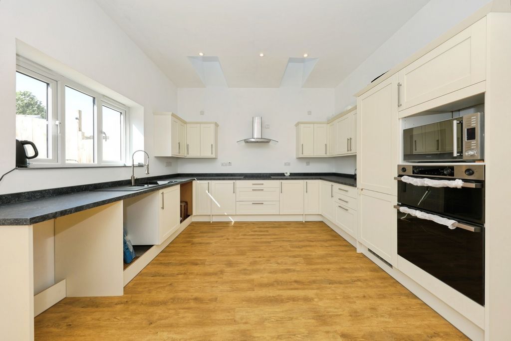 Property photo 3 of 26 Pbox-Img.Jpg