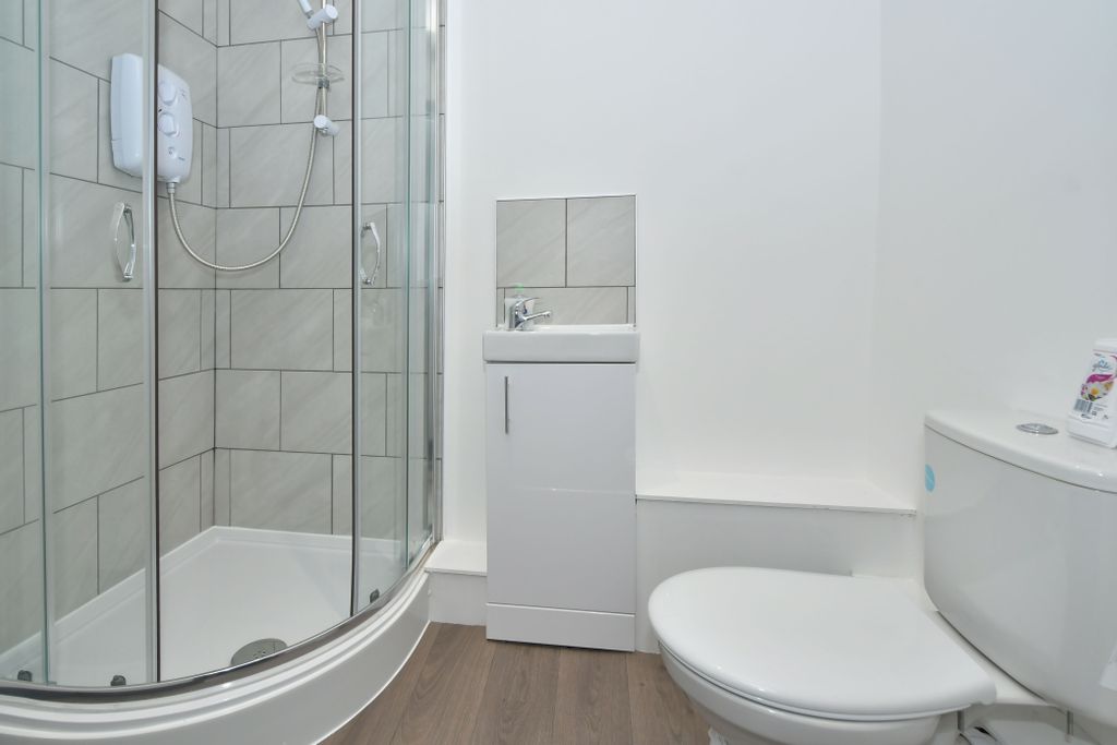 Property photo 1 of 13 Room 6 - Double Ensuite