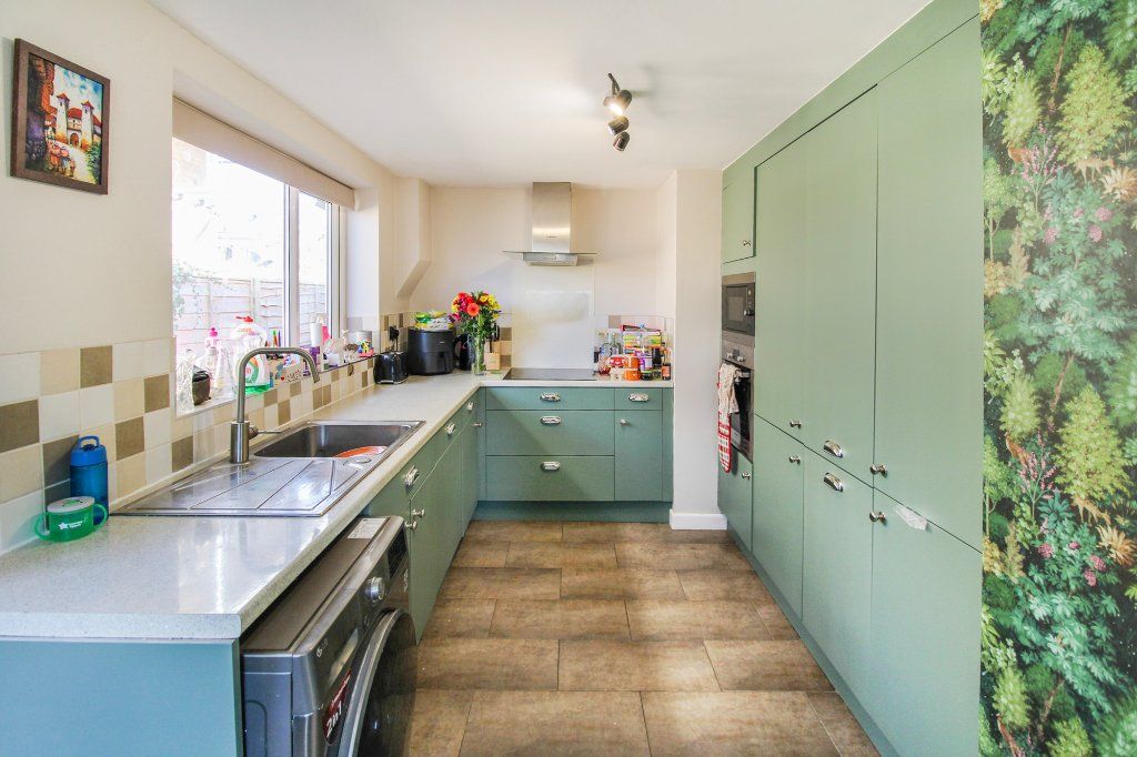 Property photo 3 of 14 Kitchen