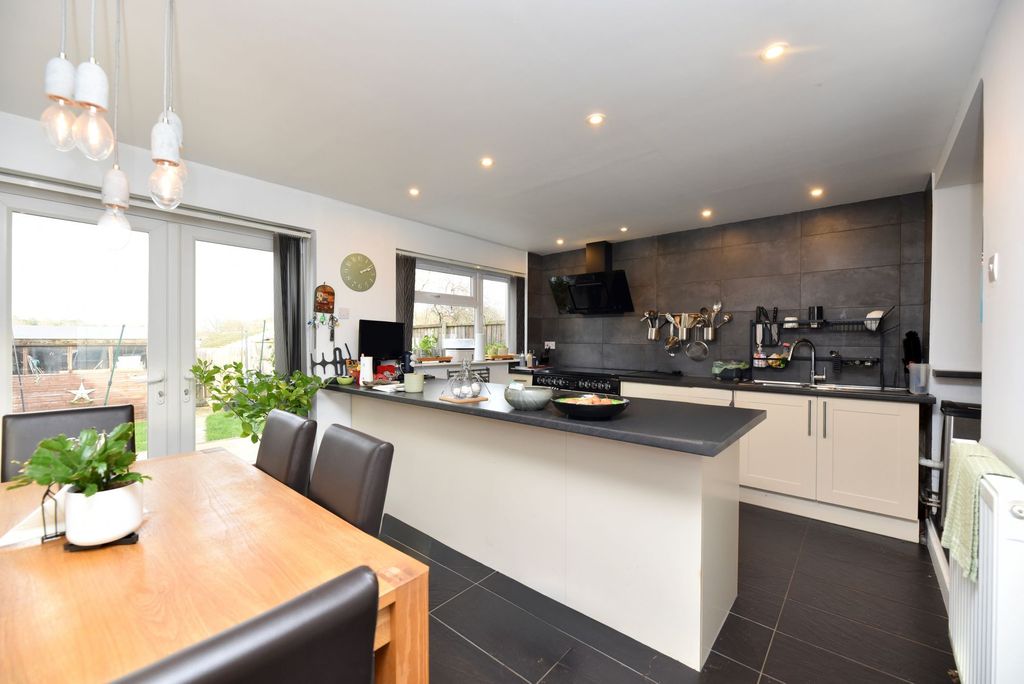 Property photo 2 of 27