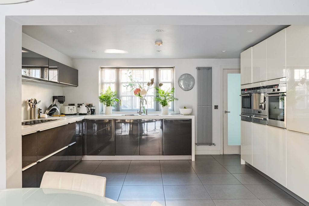 Property photo 3 of 38