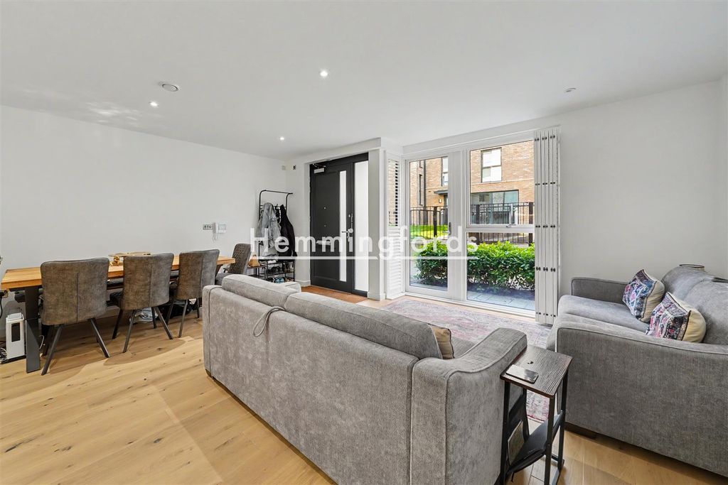 Property photo 3 of 13 Franck House Ec1V-13.Jpg