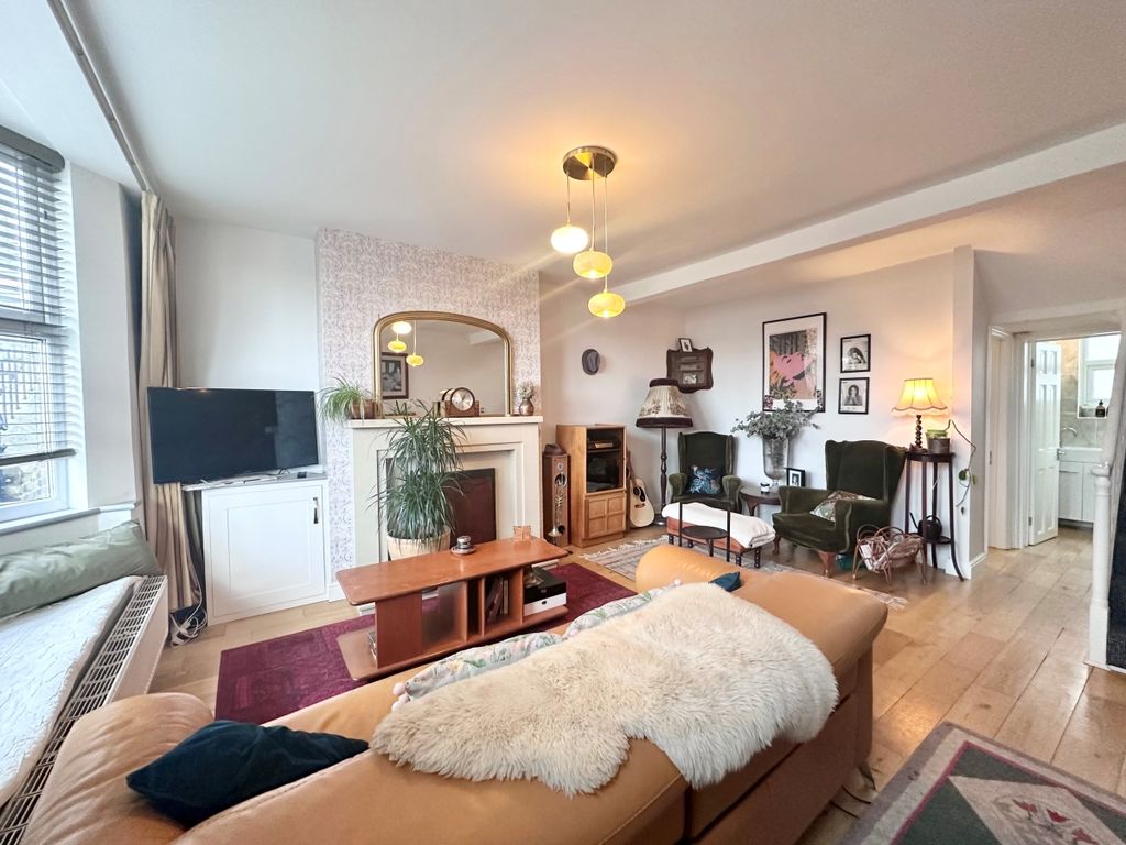 Property photo 2 of 12 Kent Place Lounge...