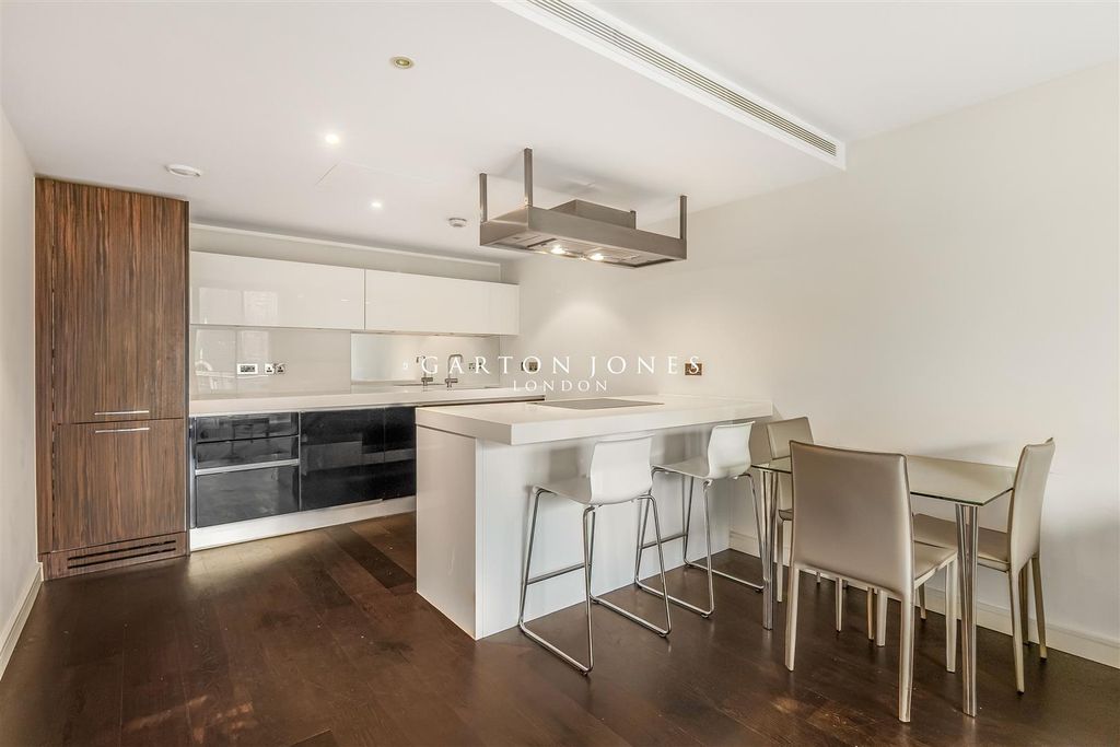 Property photo 3 of 18 Kitchen