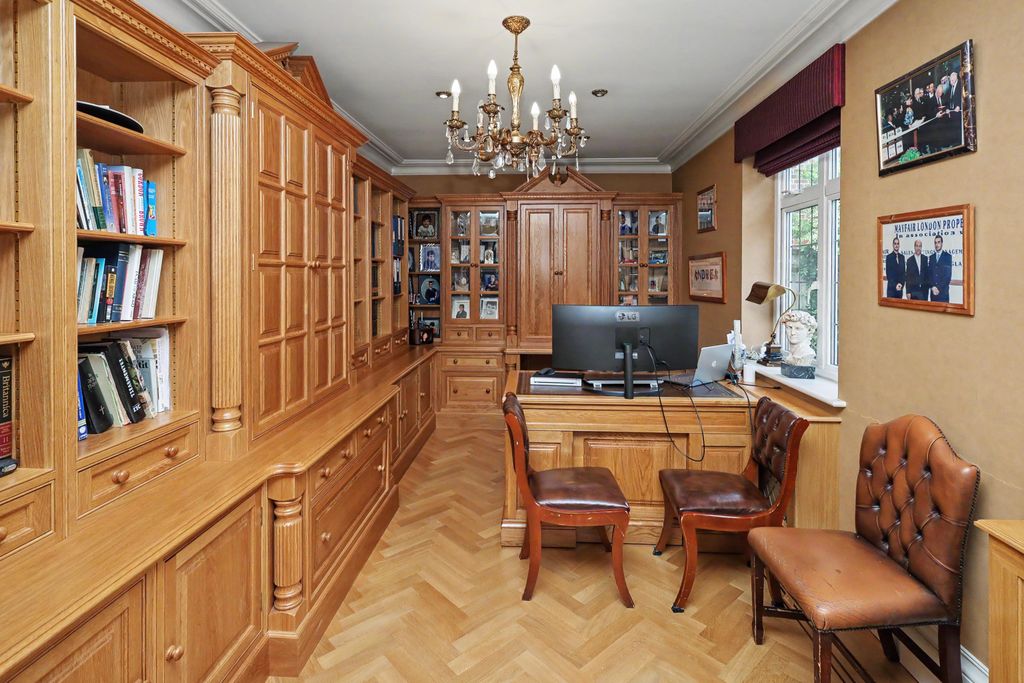 Property photo 2 of 22 4 Beech Hill, Barnet, En4 0Jp