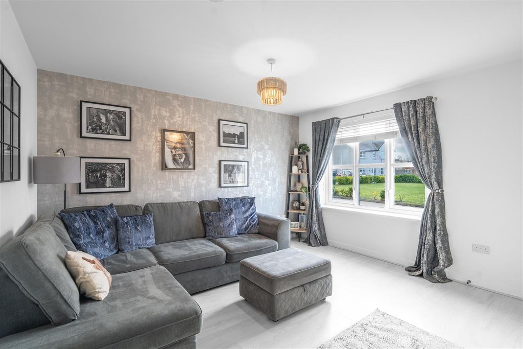 Property photo 3 of 18 Lounge.Jpg