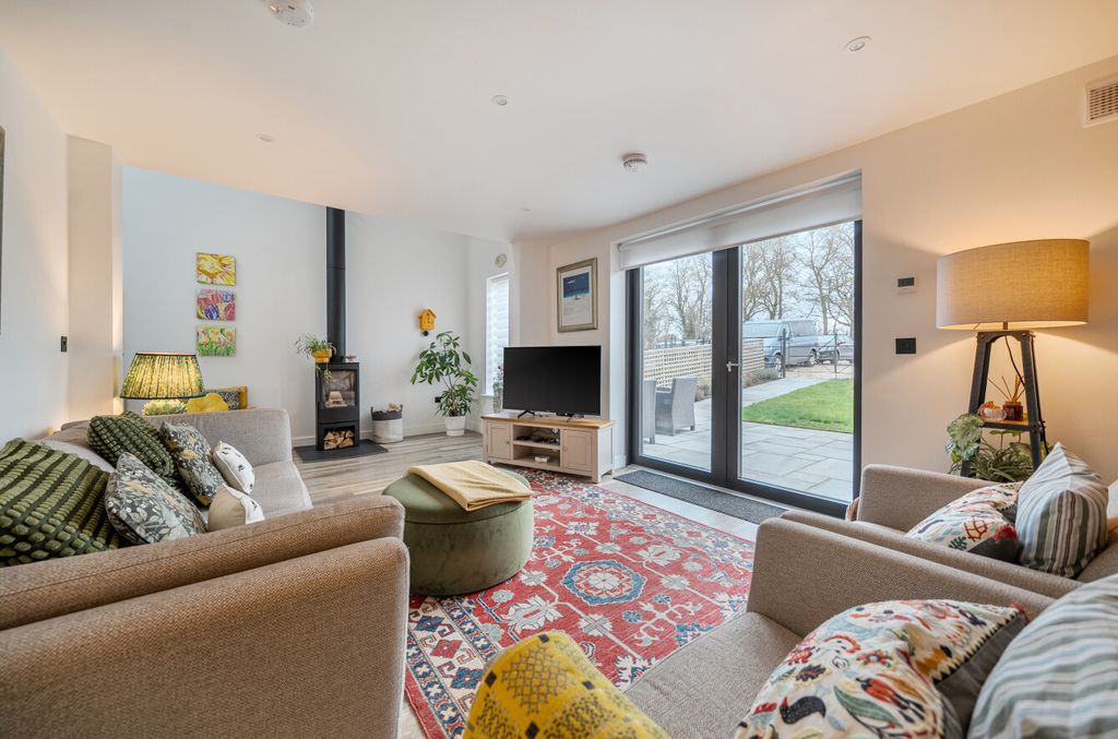 Property photo 3 of 21 Living Room