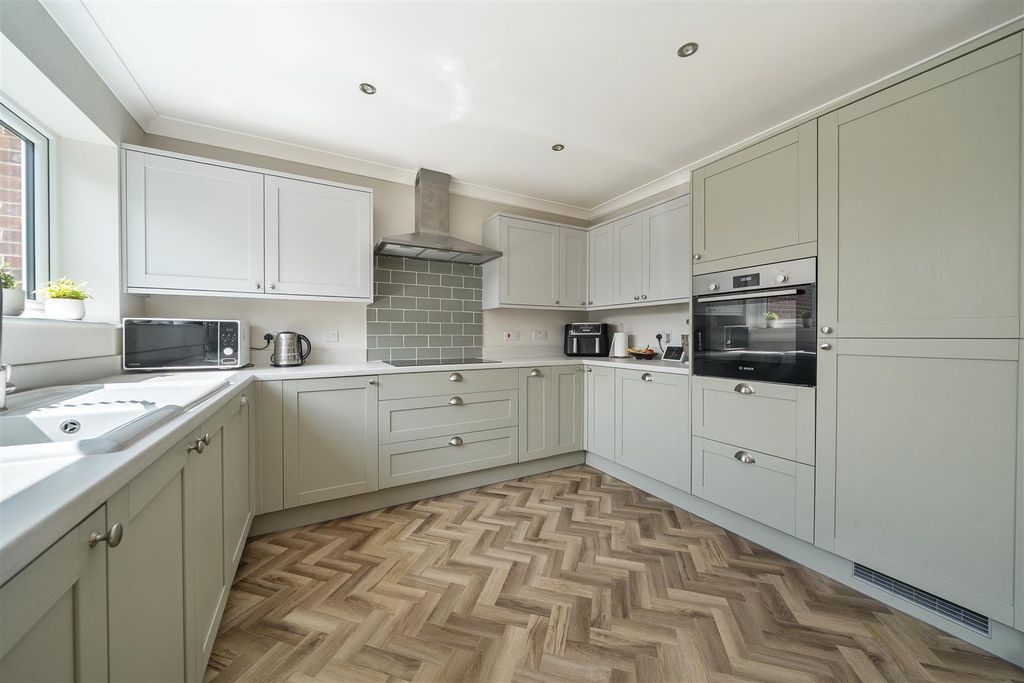 Property photo 3 of 18 Kitchen..Jpg
