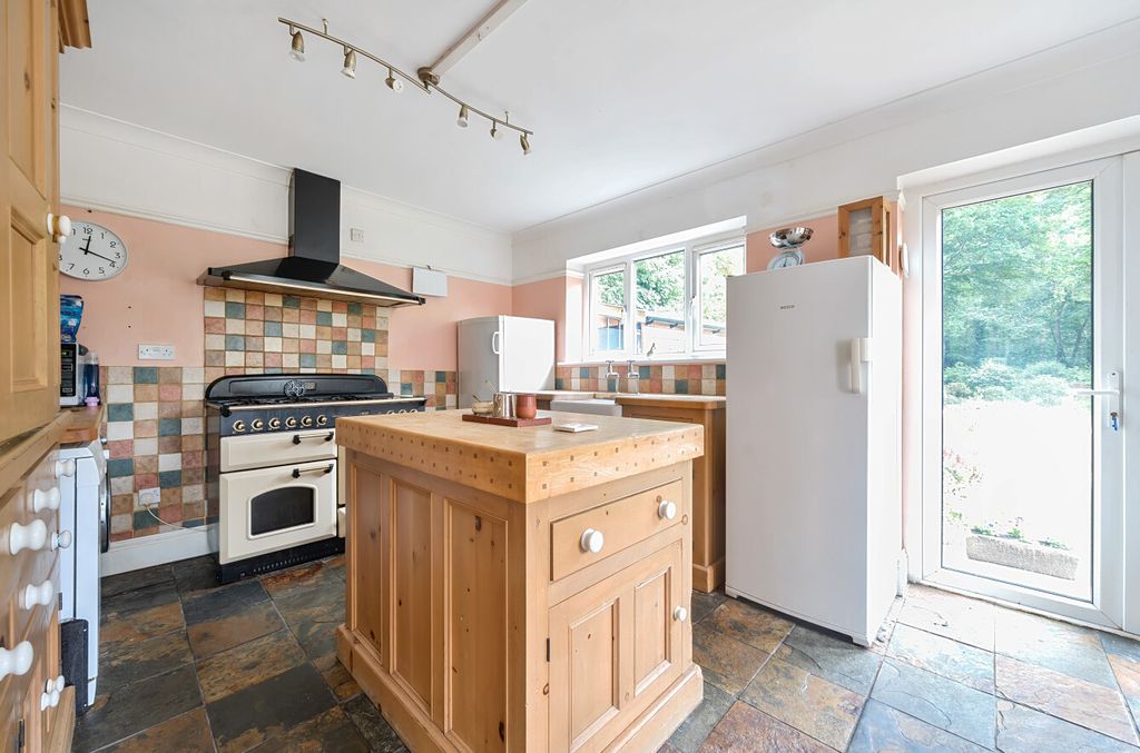 Property photo 3 of 16 1328964-11-688370...